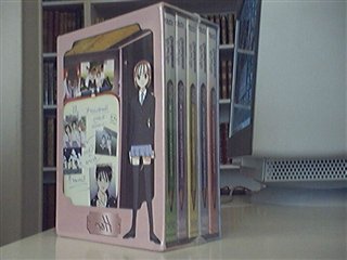 Le verso du coffret ( avec juste un tout chti coup visible dans le coin à gauche)